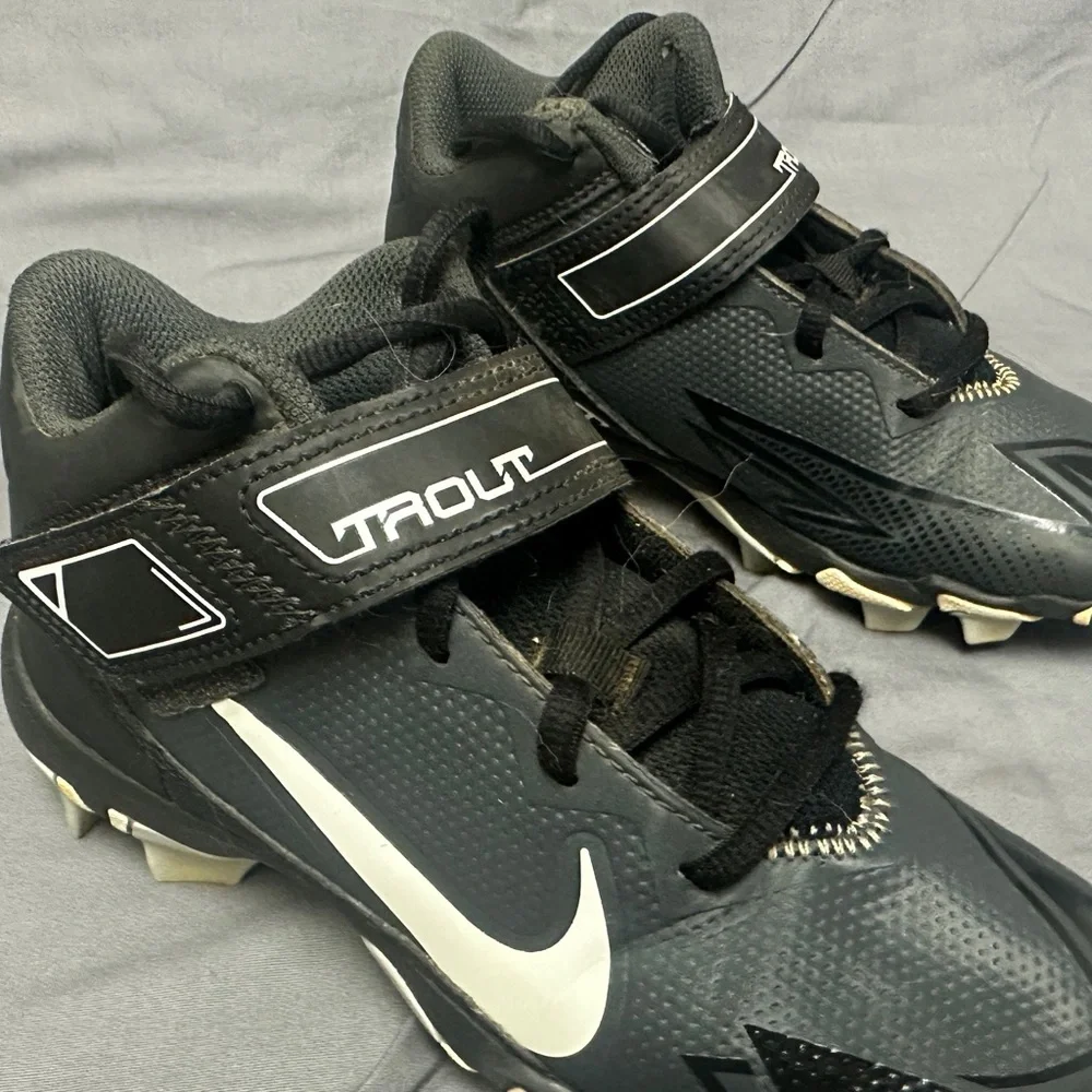 Nike Kids Black and Gray Shoes - Picture 2 of 7